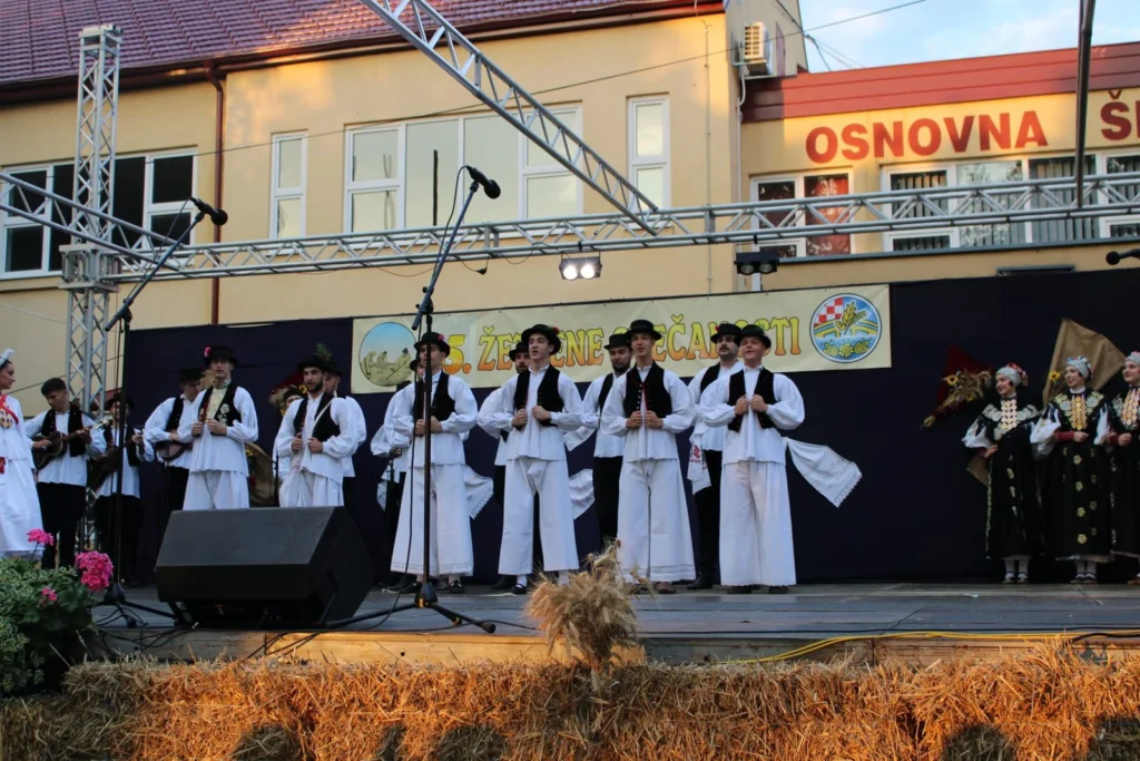 Folklorni nastup u narodnim nošnjama na pozornici — 45. Žetvene svečanosti u Cerni, 20.07.2024.