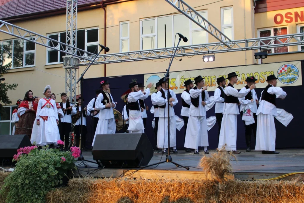 Folklorni nastup u narodnim nošnjama na pozornici — 45. Žetvene svečanosti u Cerni, 20.07.2024.