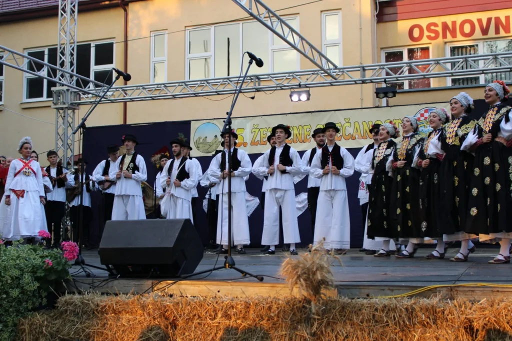 Folklorni nastup u narodnim nošnjama na pozornici — 45. Žetvene svečanosti u Cerni, 20.07.2024.