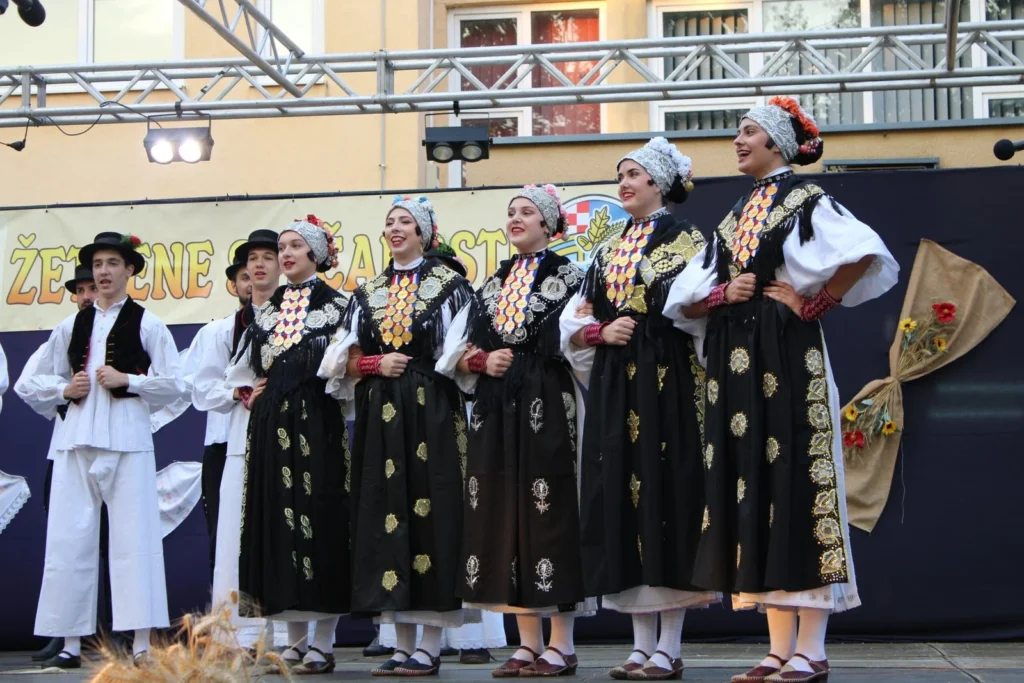 Folklorni nastup u narodnim nošnjama na pozornici — 45. Žetvene svečanosti u Cerni, 20.07.2024.