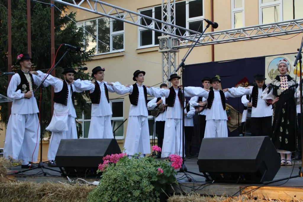Folklorni nastup u narodnim nošnjama na pozornici — 45. Žetvene svečanosti u Cerni, 20.07.2024.