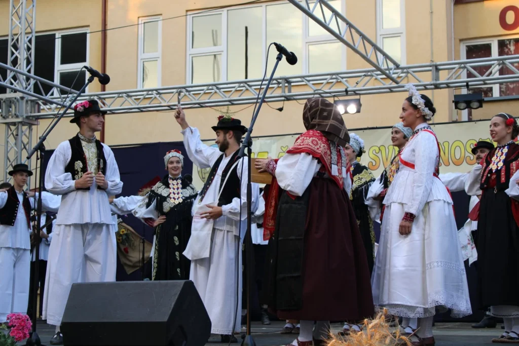 Folklorni nastup u narodnim nošnjama na pozornici — 45. Žetvene svečanosti u Cerni, 20.07.2024.