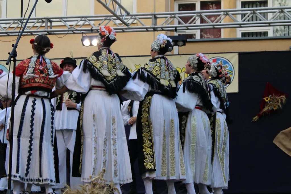 Folklorni nastup u narodnim nošnjama na pozornici — 45. Žetvene svečanosti u Cerni, 20.07.2024.