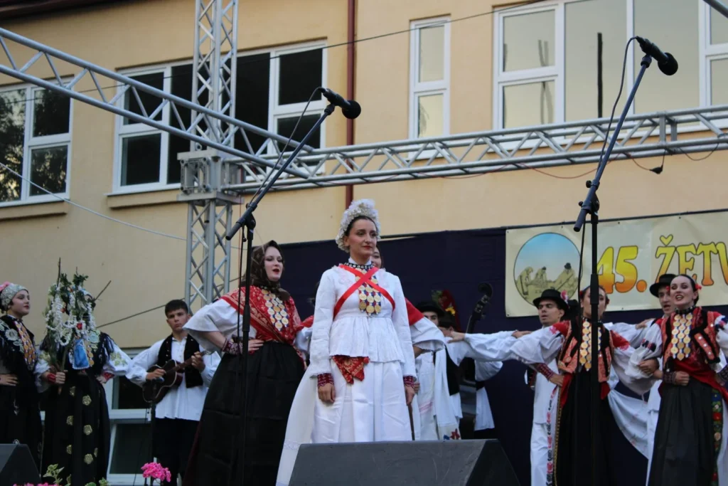 Folklorni nastup u narodnim nošnjama na pozornici — 45. Žetvene svečanosti u Cerni, 20.07.2024.