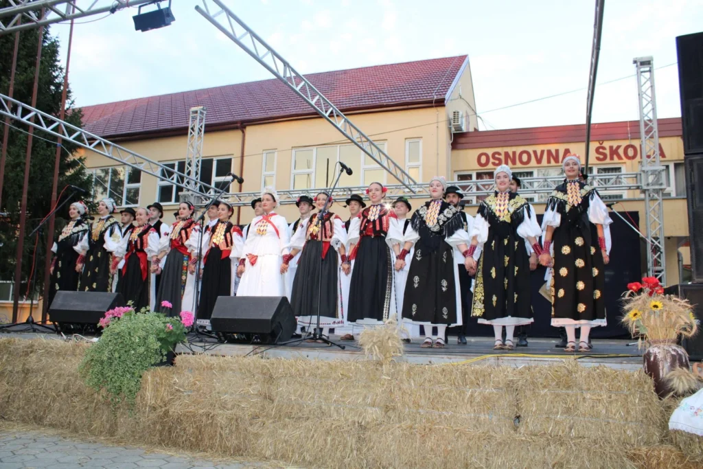 Folklorni nastup u narodnim nošnjama na pozornici — 45. Žetvene svečanosti u Cerni, 20.07.2024.