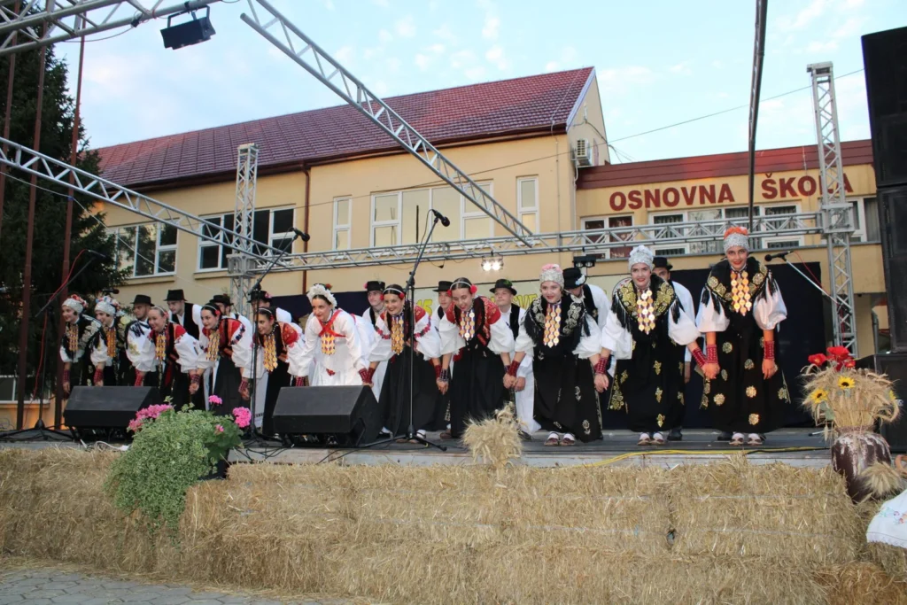 Folklorni nastup u narodnim nošnjama na pozornici — 45. Žetvene svečanosti u Cerni, 20.07.2024.