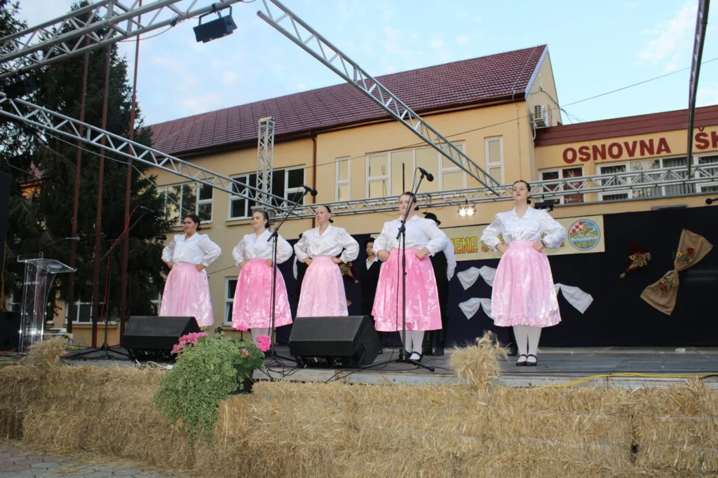Folklorni nastup u narodnim nošnjama na pozornici — 45. Žetvene svečanosti u Cerni, 20.07.2024.