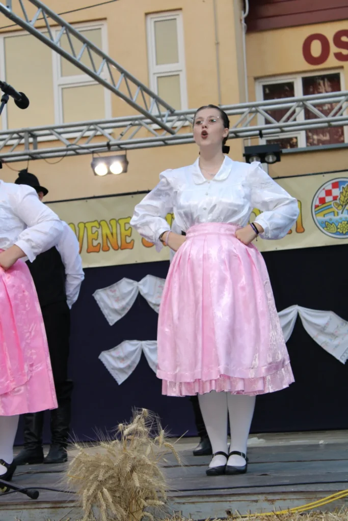 Folklorni nastup u narodnim nošnjama na pozornici — 45. Žetvene svečanosti u Cerni, 20.07.2024.
