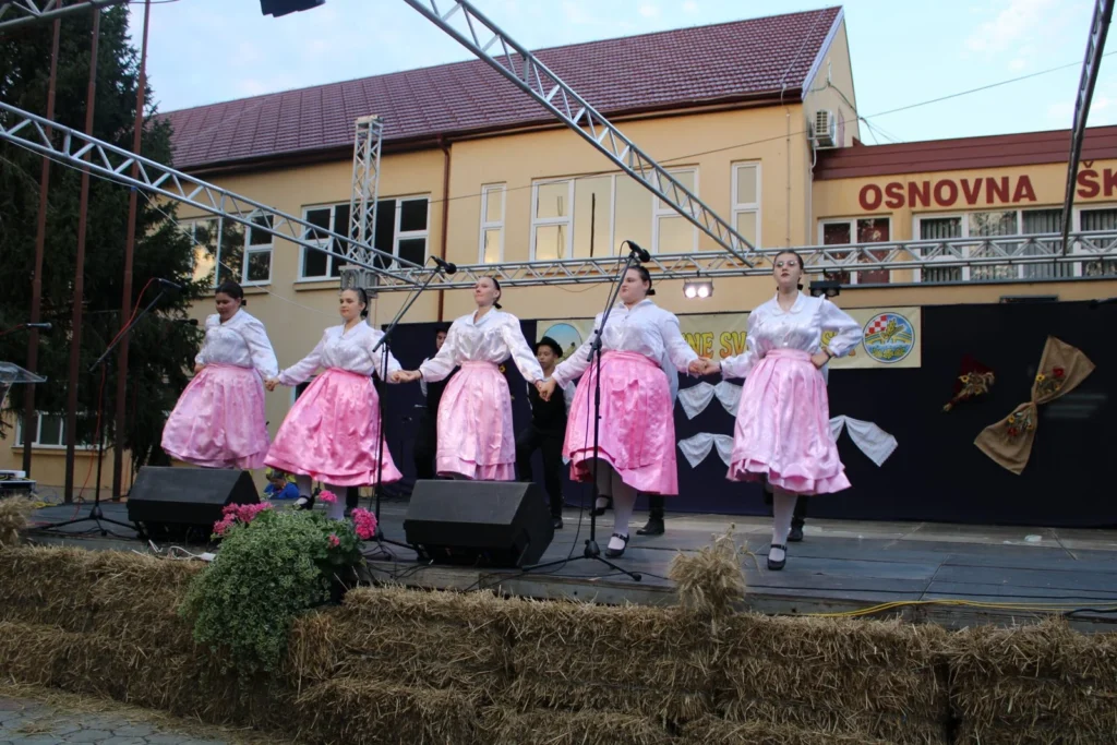 Folklorni nastup u narodnim nošnjama na pozornici — 45. Žetvene svečanosti u Cerni, 20.07.2024.