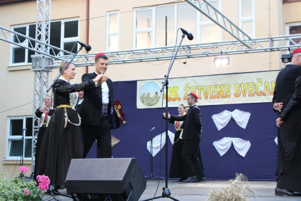 Folklorni nastup u narodnim nošnjama na pozornici — 45. Žetvene svečanosti u Cerni, 20.07.2024.