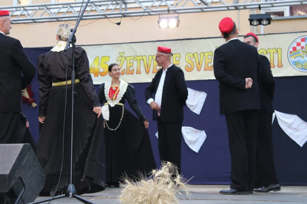 Folklorni nastup u narodnim nošnjama na pozornici — 45. Žetvene svečanosti u Cerni, 20.07.2024.