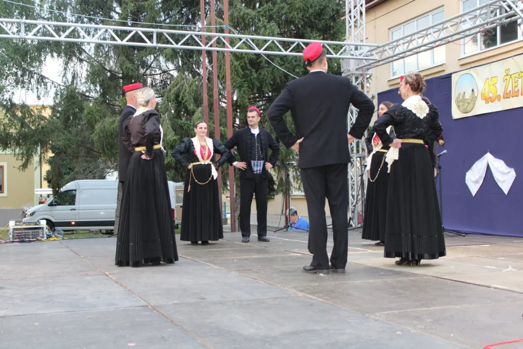 Folklorni nastup u narodnim nošnjama na pozornici — 45. Žetvene svečanosti u Cerni, 20.07.2024.