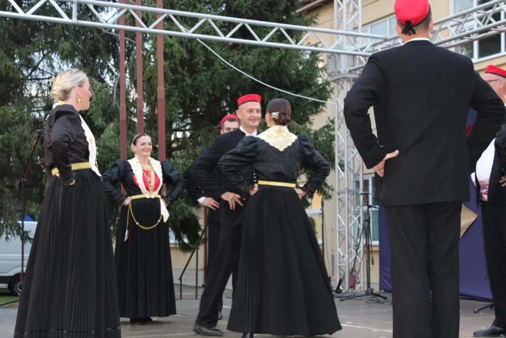 Folklorni nastup u narodnim nošnjama na pozornici — 45. Žetvene svečanosti u Cerni, 20.07.2024.