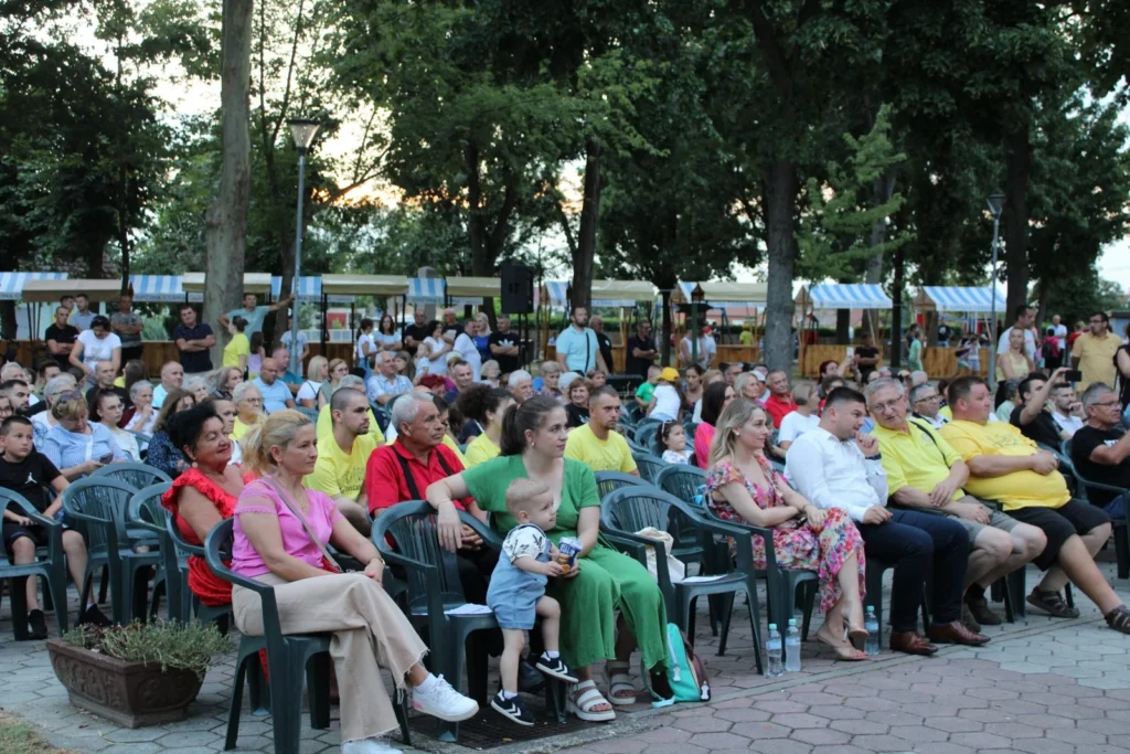 Folklorni nastup u narodnim nošnjama na pozornici — 45. Žetvene svečanosti u Cerni, 20.07.2024.