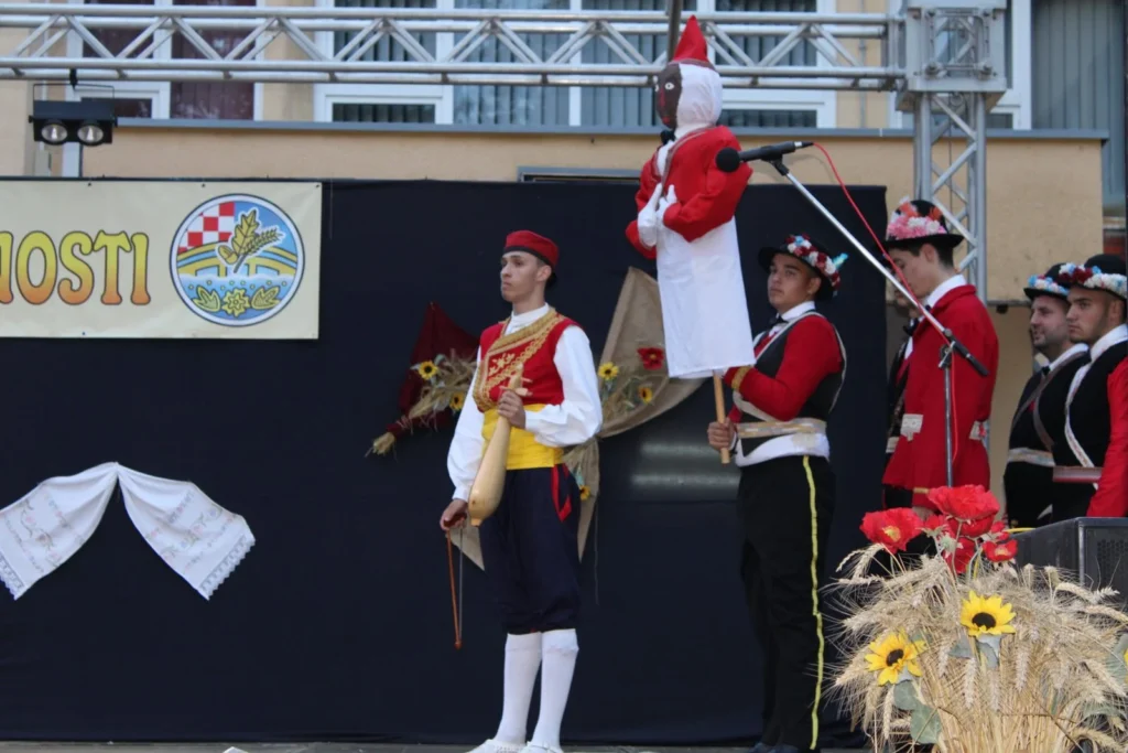 Folklorni nastup u narodnim nošnjama na pozornici — 45. Žetvene svečanosti u Cerni, 20.07.2024.