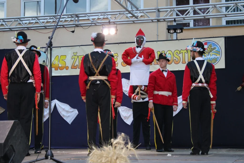Folklorni nastup u narodnim nošnjama na pozornici — 45. Žetvene svečanosti u Cerni, 20.07.2024.