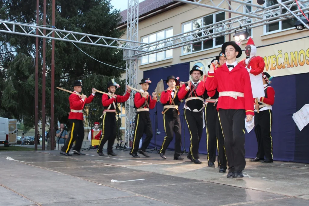 Folklorni nastup u narodnim nošnjama na pozornici — 45. Žetvene svečanosti u Cerni, 20.07.2024.