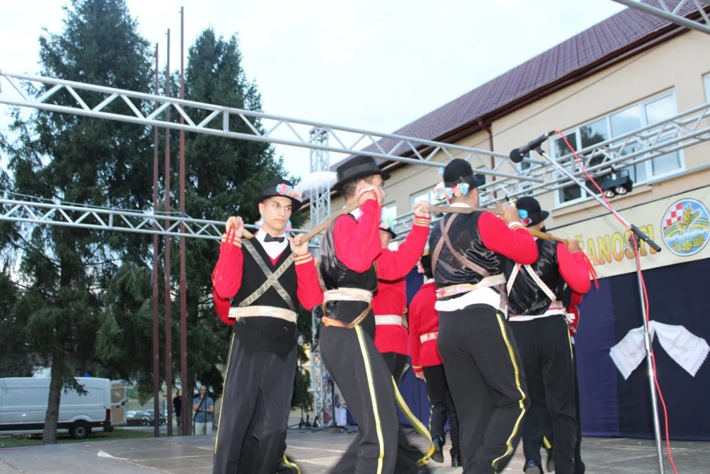 Folklorni nastup u narodnim nošnjama na pozornici — 45. Žetvene svečanosti u Cerni, 20.07.2024.