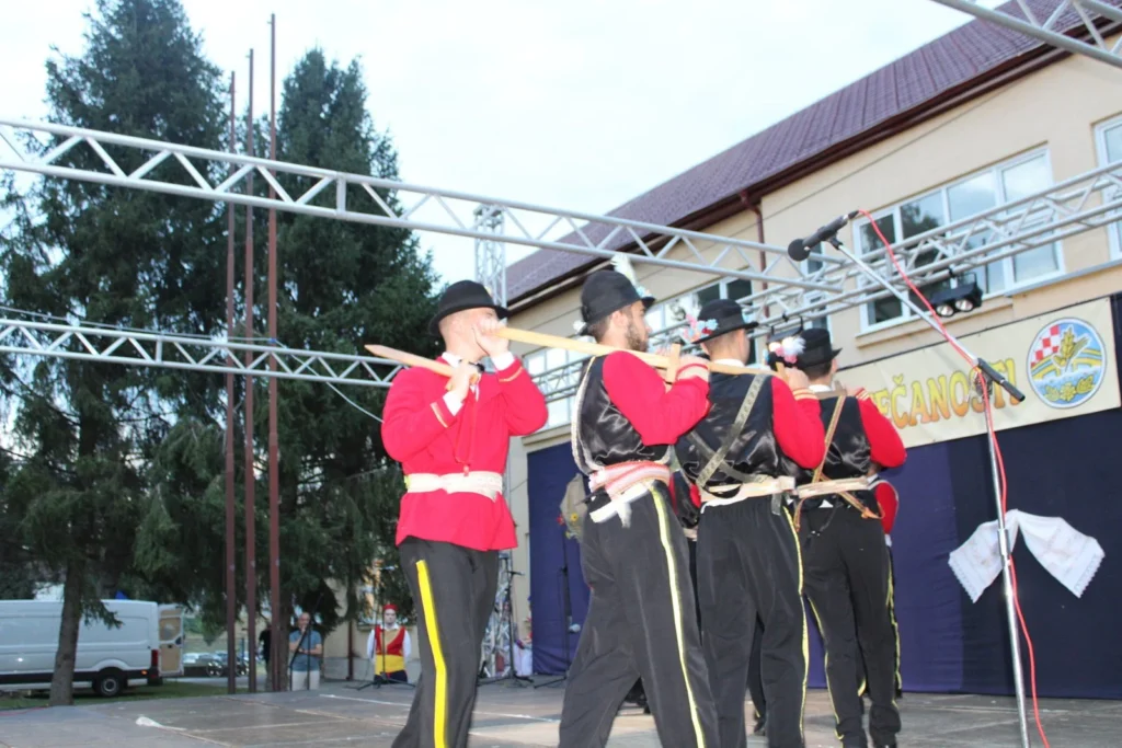 Folklorni nastup u narodnim nošnjama na pozornici — 45. Žetvene svečanosti u Cerni, 20.07.2024.