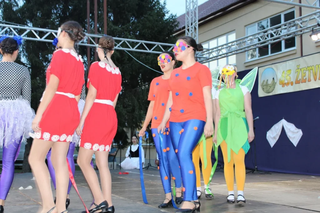 Folklorni nastup u narodnim nošnjama na pozornici — 45. Žetvene svečanosti u Cerni, 20.07.2024.