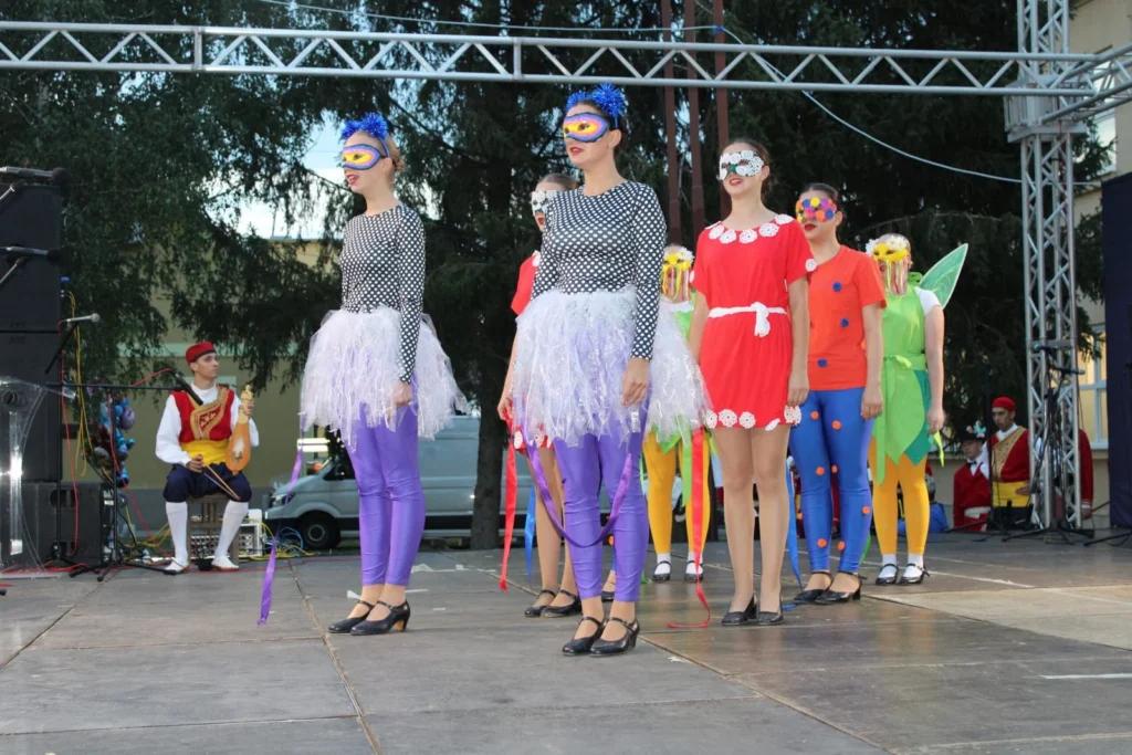 Folklorni nastup u narodnim nošnjama na pozornici — 45. Žetvene svečanosti u Cerni, 20.07.2024.