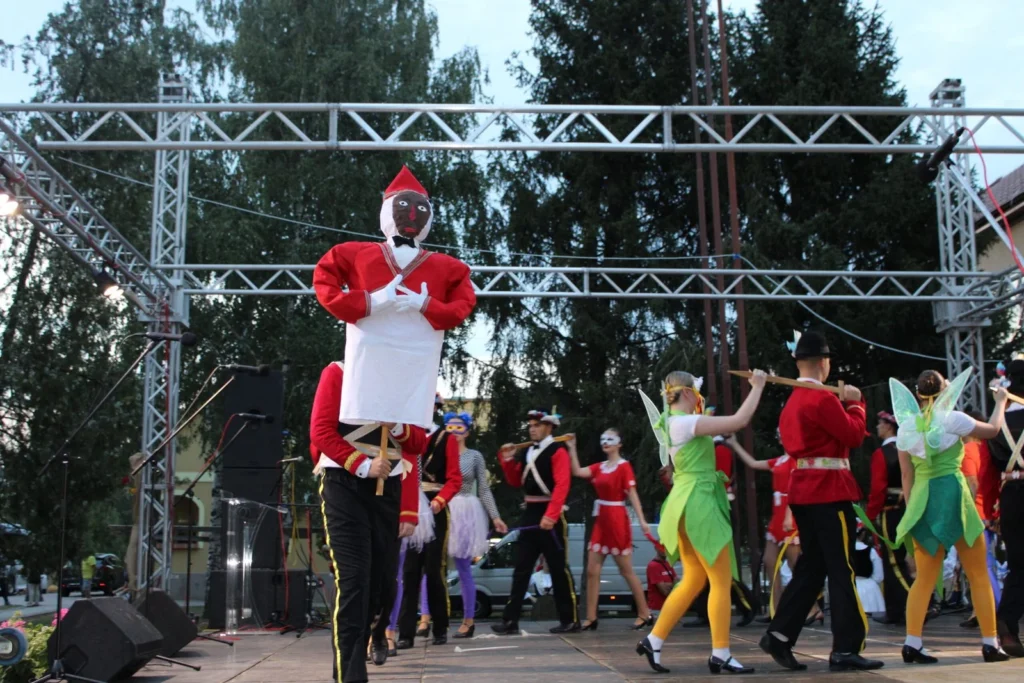 Folklorni nastup u narodnim nošnjama na pozornici — 45. Žetvene svečanosti u Cerni, 20.07.2024.