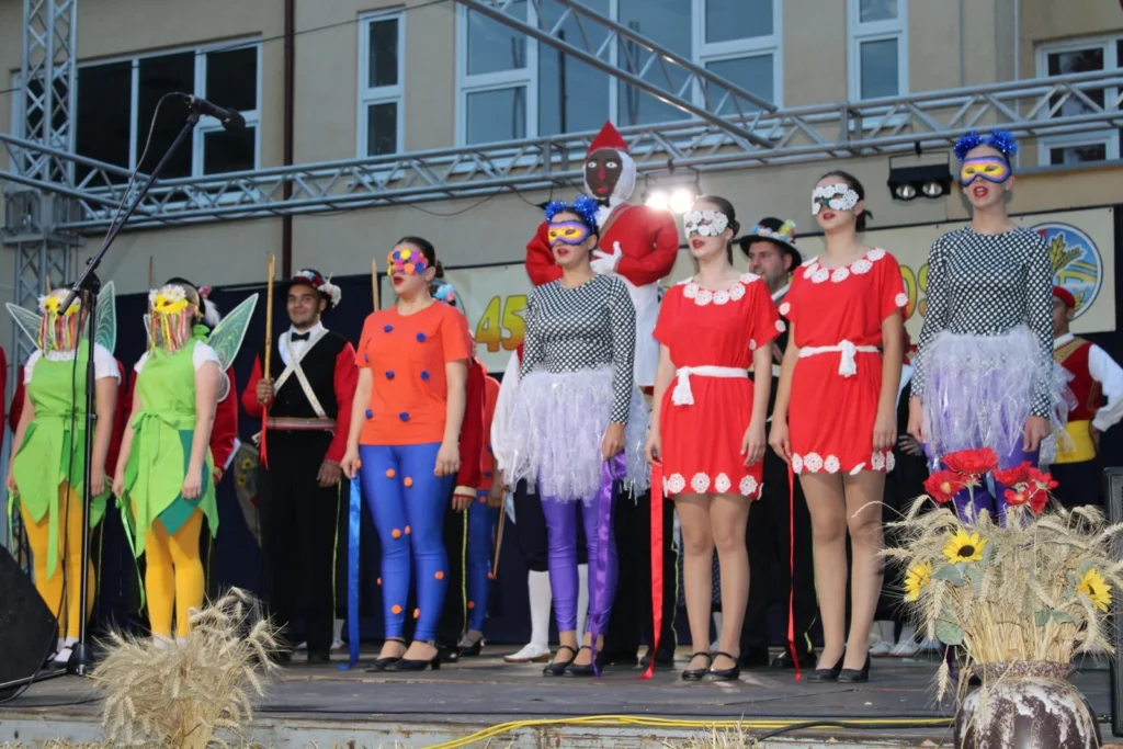 Folklorni nastup u narodnim nošnjama na pozornici — 45. Žetvene svečanosti u Cerni, 20.07.2024.