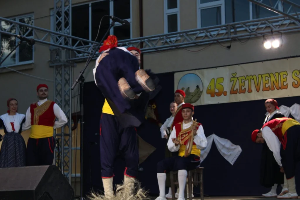 Folklorni nastup u narodnim nošnjama na pozornici — 45. Žetvene svečanosti u Cerni, 20.07.2024.