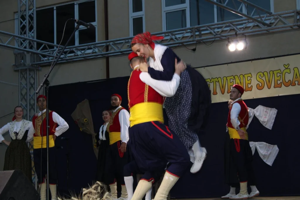 Folklorni nastup u narodnim nošnjama na pozornici — 45. Žetvene svečanosti u Cerni, 20.07.2024.
