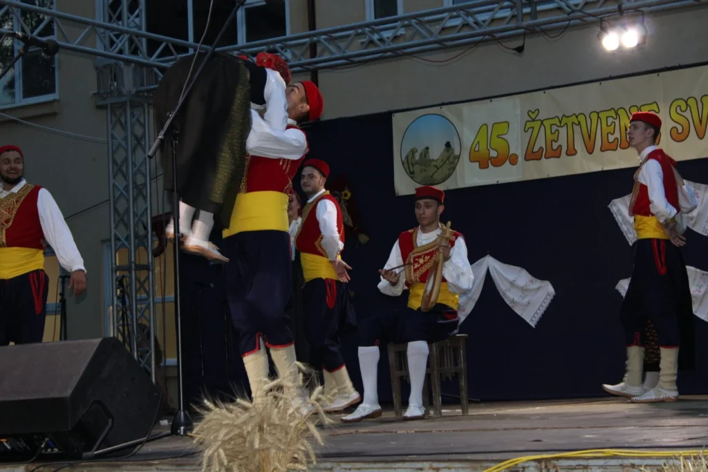 Folklorni nastup u narodnim nošnjama na pozornici — 45. Žetvene svečanosti u Cerni, 20.07.2024.