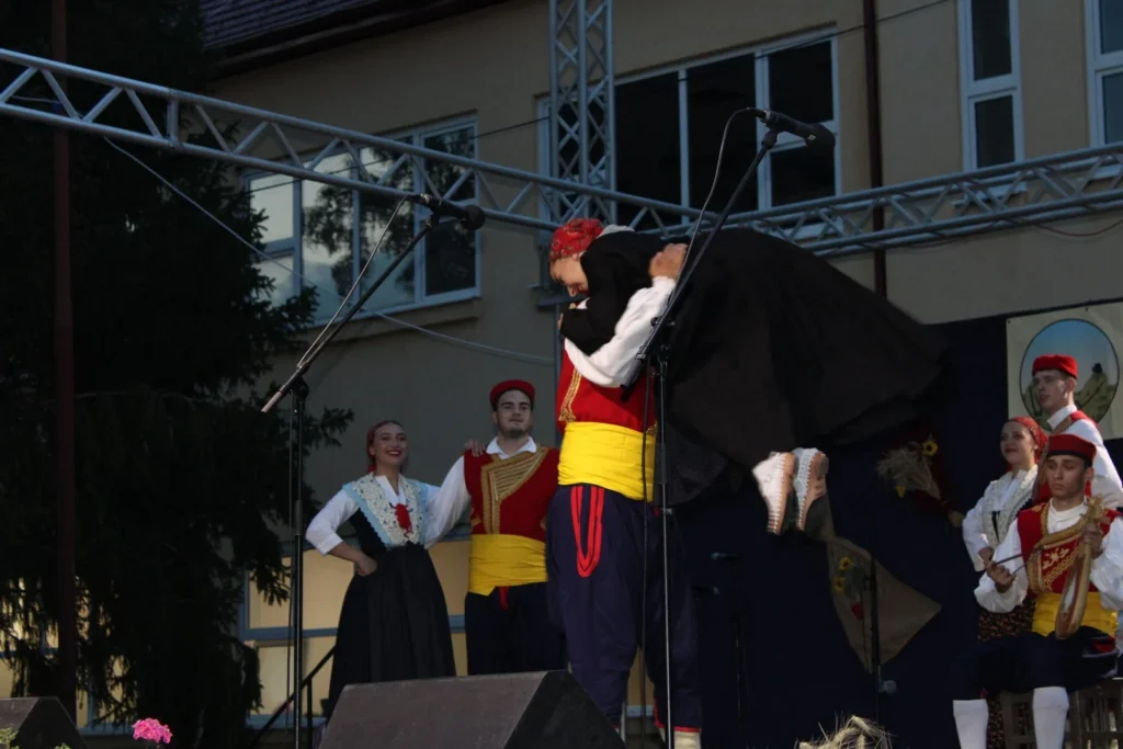 Folklorni nastup u narodnim nošnjama na pozornici — 45. Žetvene svečanosti u Cerni, 20.07.2024.