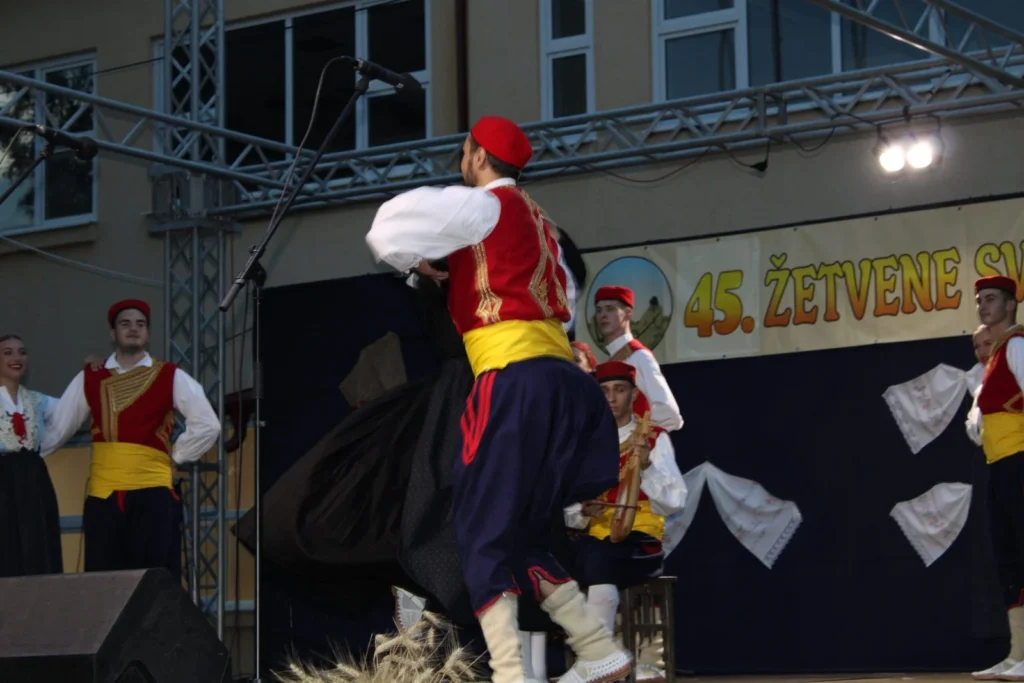 Folklorni nastup u narodnim nošnjama na pozornici — 45. Žetvene svečanosti u Cerni, 20.07.2024.