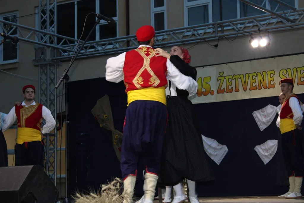 Folklorni nastup u narodnim nošnjama na pozornici — 45. Žetvene svečanosti u Cerni, 20.07.2024.