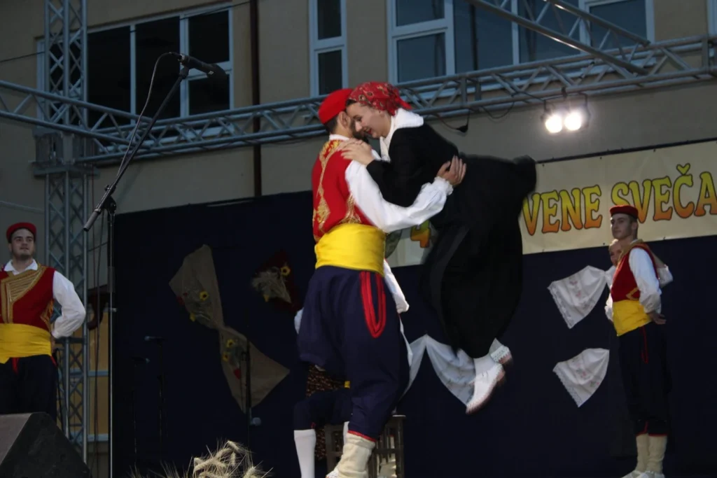 Folklorni nastup u narodnim nošnjama na pozornici — 45. Žetvene svečanosti u Cerni, 20.07.2024.