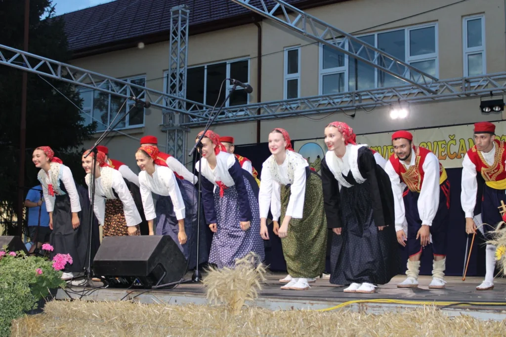 Folklorni nastup u narodnim nošnjama na pozornici — 45. Žetvene svečanosti u Cerni, 20.07.2024.