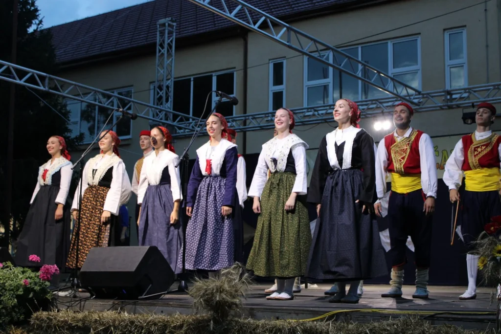 Folklorni nastup u narodnim nošnjama na pozornici — 45. Žetvene svečanosti u Cerni, 20.07.2024.