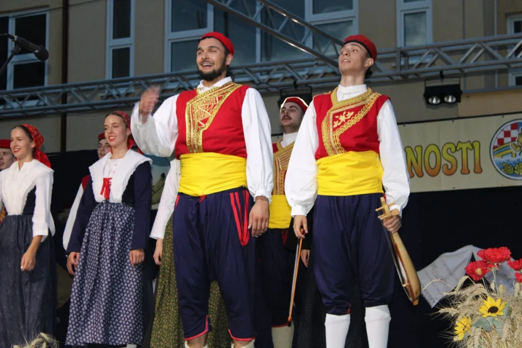 Folklorni nastup u narodnim nošnjama na pozornici — 45. Žetvene svečanosti u Cerni, 20.07.2024.