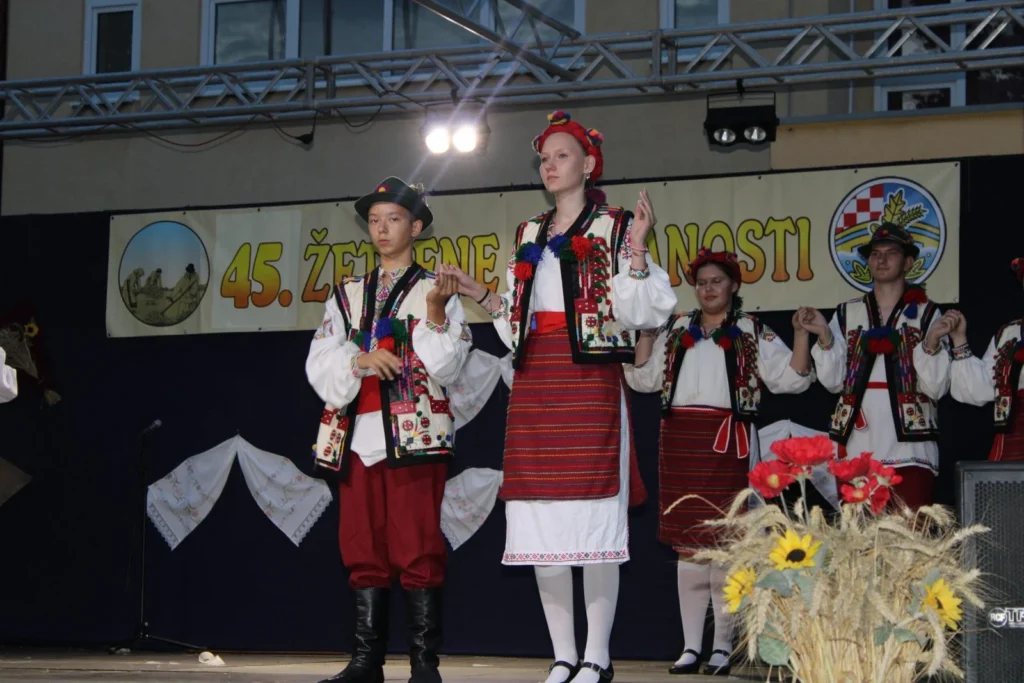 Folklorni nastup u narodnim nošnjama na pozornici — 45. Žetvene svečanosti u Cerni, 20.07.2024.
