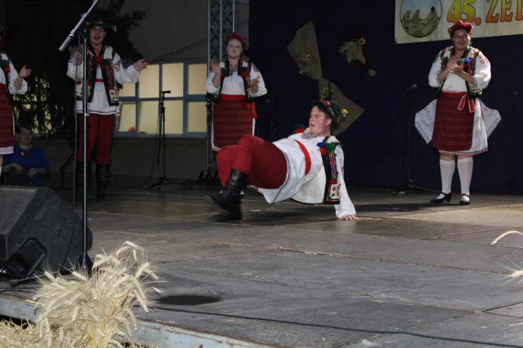 Folklorni nastup u narodnim nošnjama na pozornici — 45. Žetvene svečanosti u Cerni, 20.07.2024.