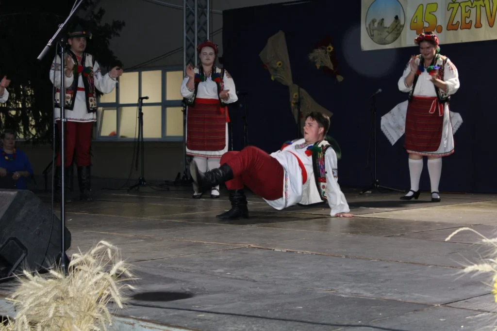 Folklorni nastup u narodnim nošnjama na pozornici — 45. Žetvene svečanosti u Cerni, 20.07.2024.