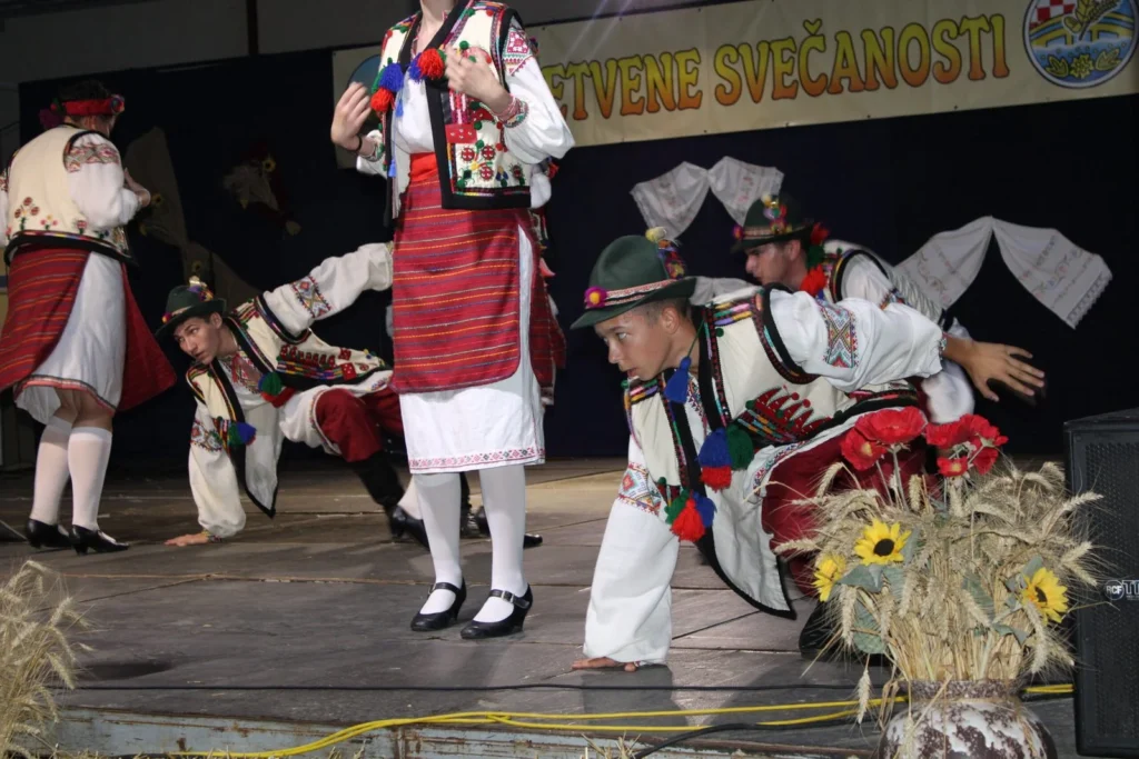 Folklorni nastup u narodnim nošnjama na pozornici — 45. Žetvene svečanosti u Cerni, 20.07.2024.