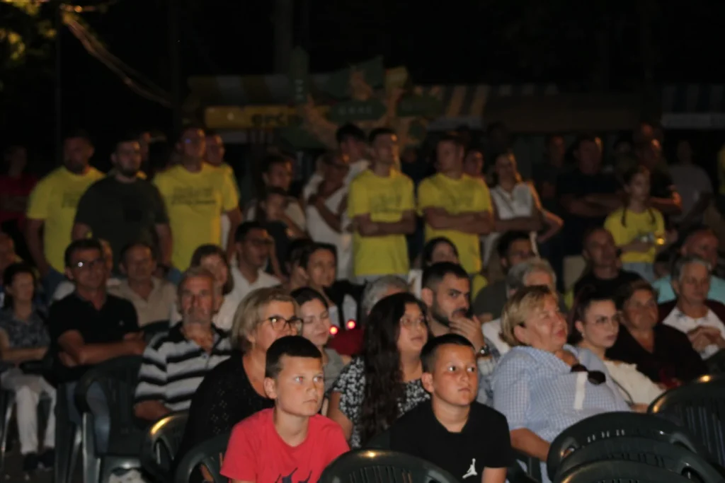 Publika prati program — 45. Žetvene svečanosti u Cerni, 20.07.2024.