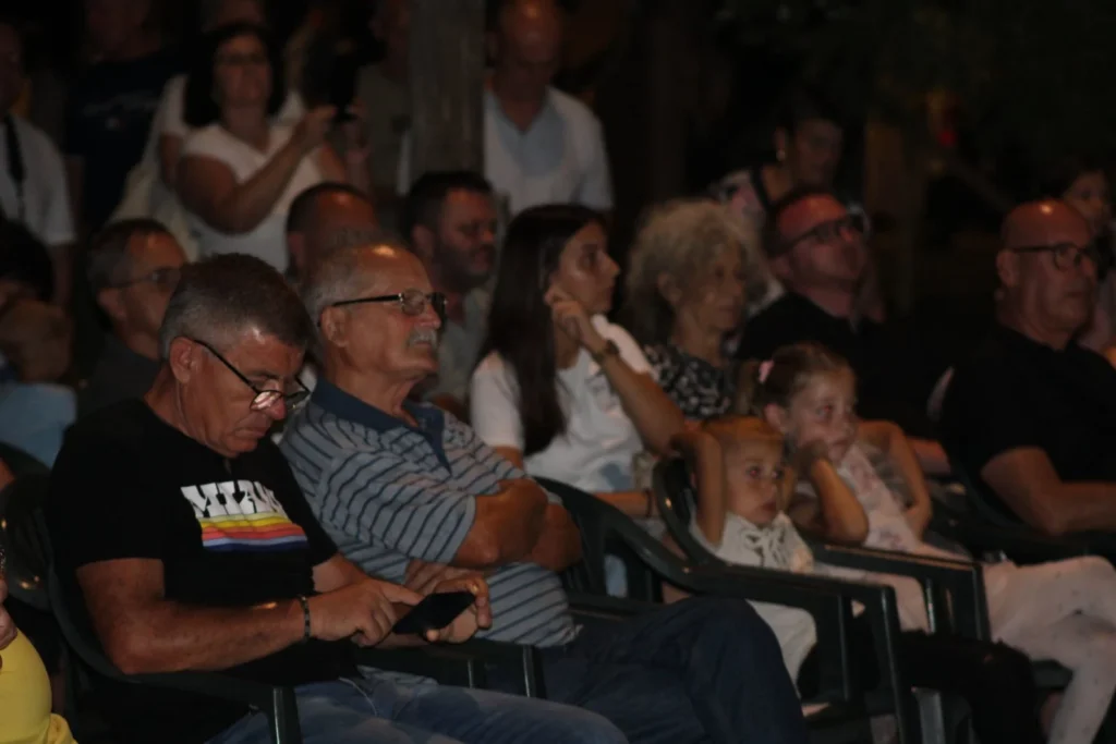 Publika prati program — 45. Žetvene svečanosti u Cerni, 20.07.2024.