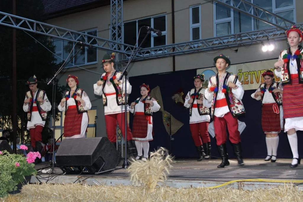 Folklorni nastup u narodnim nošnjama na pozornici — 45. Žetvene svečanosti u Cerni, 20.07.2024.