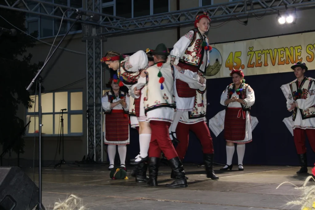 Folklorni nastup u narodnim nošnjama na pozornici — 45. Žetvene svečanosti u Cerni, 20.07.2024.