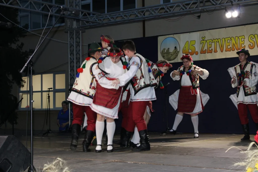 Folklorni nastup u narodnim nošnjama na pozornici — 45. Žetvene svečanosti u Cerni, 20.07.2024.