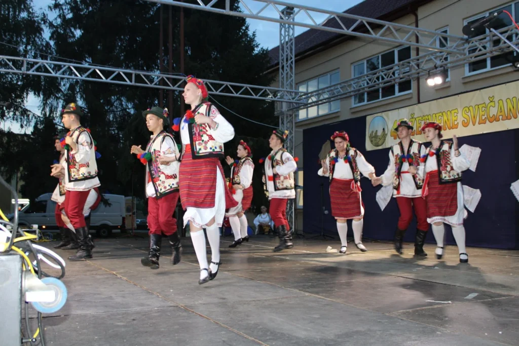 Folklorni nastup u narodnim nošnjama na pozornici — 45. Žetvene svečanosti u Cerni, 20.07.2024.