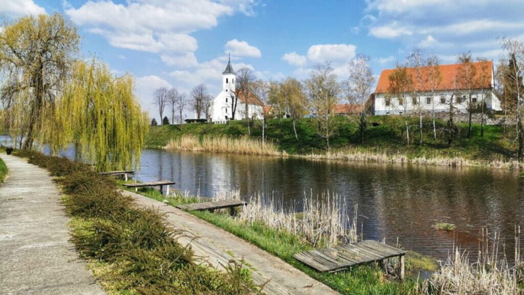 Župna crkva sv. Mihaela Arkanđela i župni dvor na uzvisini Grac, uz rijeku Biđ